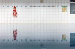 Gekachelte Wand im Schwimmbad  Deutsche Sporthochschule Köln