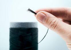 Hauchdünn und leistungsstark: Die biobasierten Carbonfasern können Durchmesser von deutlich unter vier Mikrometern erreichen. Ihre mechanische, elektrische und thermische Performance erreicht dabei die, herkömmlicher erdölbasierter Carbo  Quelle: ©Fraunhofer IAP/Kristin Stein