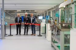 (v.l.n.r.) Thomas Meißner, Berlin Partner für Wirtschaft und Technologie GmbH, Prof. Dr. h. c. Dr.-Ing. Eckart Uhlmann, Fraunhofer IPK und Dirk Schulze, IG Metall Berlin-Branden­burg-Sachsen bei der feierlichen Eröffnung des neuen Reallabors  Larissa Klassen  Fraunhofer IPK