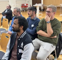 Teilnehmende Gäste der öffentlichen Podiumsdiskussion im Audimax der Hochschule Nordhausen zur Rolle von Wasserstoff in der kommunalen Wärmeversorgung  Quelle: Sara Schulz  Copyright: Hochschule Nordhausen