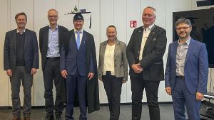 Mathias Lorenz M. Eng. nach der erfolgreichen Verteidigung seiner Doktorarbeit mit (v. l.) Prof. Dr.-Ing. habil. K-M Henkel, Prof. Dr.-Ing. habil. O. Keßler, Prof. Dr.-Ing. D. Schwerdt, Prof. Dr.-Ing. W. Flügge und Prof. Dr.-Ing. H. Seitz  Kerstin Baldauf  Hochschule Wismar