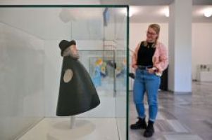 Vitrinen-Ausstellung im Rathaus Bochum zeigt Auszeichnungen der Stadt