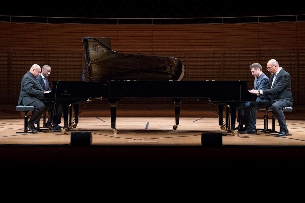 Alle vier Pianisten an den beiden Flügeln vereint Foto Boris Bürgisser