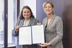 v.li. Stefanie Engler, Karin Prien, Berufung in die Zehnte Altersberichtskommission  Quelle: Jens Liebchen, DZA  Copyright: BMBFSFJ