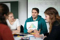 Schon heute die wirtschaftlichen und gesellschaftlichen Herausforderungen von morgen mitgestalten: Diese Expertise erlangen Studierende des neuen Masterstudiengangs „Betriebswirtschaftslehre mit technischer Orientierung“, der zum Wintersemester startet.  Michael Reichel  TU Ilmenau