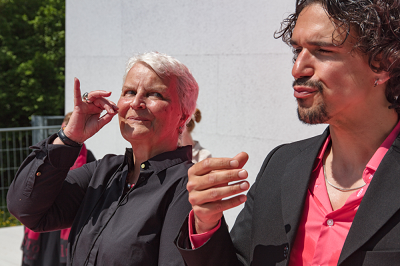 Flirtcoach Cedric Koch (Christoph Keller) erwartet seit dem 22. Juni 2022 auf dem Berner Hausberg seine motivierten Teilnehmer*innen zum «Flöört-Seminar»!Foto: Hannes Zaugg-Graf