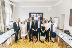 Wissenschaftsminister Blume und Kultusminister Piazolo mit Mitgliedern der Expertenkommission StMWK / Axel König