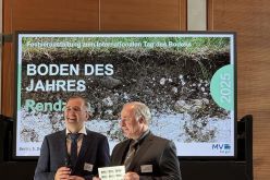 Gerhard Milbert und Frank Idler bei Boden des Jahres 2025  Daniel Schwindt  DBG Deutsche Bodenkundliche Gesellschaft