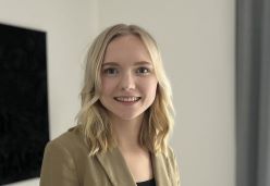 Nele Timpe ist gelernte Konditorin, arbeitet in der Versuchsküche eines großen Lebensmittelherstellers und studiert an der SRH Fernhochschule Lebensmittelmanagement- und technologie.