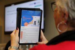 Eine Patientin nutzt die neue Gesundheits-App ActiveTEP.  Quelle: CCS/Kerstin Roch