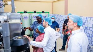 Besuch einer Trinkwasseraufbereitungsanlage in Ghana: Prof. Dr. Michael Eisinger (ZWU-Geschäftsführer) (l.) und Hasan Idrees (Mitarbeiter am Lehrstuhl für Mechanische Verfahrenstechnik/Wassertechnik) (M.)  © KNUST/Ghana