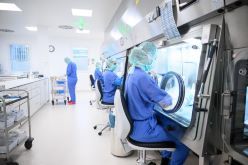 Im Neubau ist auch der klinikeigene Produktionsbereich für Zytostatika, also spezielle Medikamente für eine Krebsbehandlung, integriert. Über 62.000 dieser Infusionslösungen werden hier jährlich zubereitet.  UKW / Daniel Peter