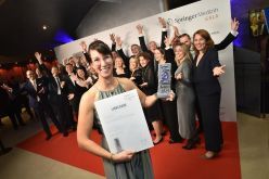 Freute sich über den 1. Preis des Springer Medizin Charity Awards 2025 für „Komm mit in das gesunde Boot“: Projektleiterin Professorin Susanne Kobel mit den Preisträgerinnen, Preisträgern und Mitwirkenden der Springer Medizin Gala 2025 in Berlin  Quelle: Marc-Steffen Unger  Copyright: Springer Medizin