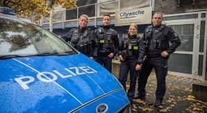 Gemeinsam aktiv für die Sicherheit auf dem Weihnachtsmarkt (v.l.): Geraldine Winter (Polizeiwache Mitte), Sebastian Donis und Jill Flamme (KOD) sowie Guido Brüggemann (Polizeiwache Mitte).