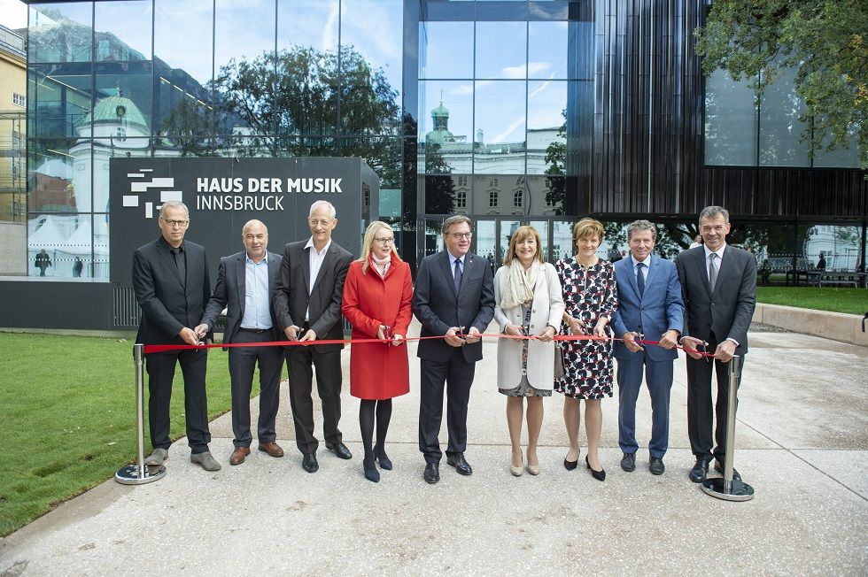 Beim Durchschneiden des Bandes: v.li. Die Architekten, Direktor Wolfgang Laubichler, BMin Margarete Schramböck, LH Günther Platter, LRin Beate Palfrader, Vize-Bgmin Christine Oppitz-Plörer, Karlheinz Töchterle und Bgm Georg Willi.