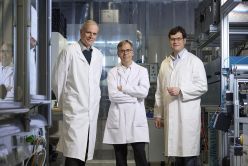 Die Gewinner des Joseph-von-Fraunhofer-Preises 2025: Dr. Holger Althues, Prof. Dr. Stefan Kaskel und Dr. Benjamin Schumm (v. l.) vom Fraunhofer IWS.  Piotr Banczerowski