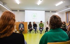 Das Projektseminar Cannabisprävention richtet sich an Studierende der Psychologie, Schulpsychologie und der Beruflichen Bildung an der Universität Bamberg. Es hat zum Ziel, Cannabis-Präventionskonzepte für Berufsschüler*innen und Studierende zu erstellen.  Benjamin Herges/Universität Bamberg