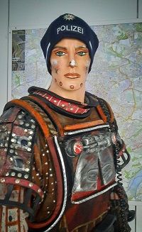 Seine Haare hat er verloren, sein Lächeln ... irgendwie auch: Auf der Wache bekam Rusty erst einmal eine Mütze.