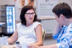 Das Bild zeigt Denisa Alliger-Kadera (li.) im Gespräch. Sie wurde im Rahmen des Landesprogramms zur Vereinbarkeit von Beruf & Pflege NRW von der AOK zum 1000. Pflege-Guide qualifiziert.  Copyright: Landesprogramm Vereinbarkeit Beruf & Pflege NRW