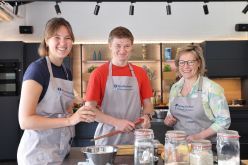 Studierende der Universitätsmedizin Göttingen kochen im Culinary Medicine Wahlfach Vorklinik  Thomas Ellrott  © Thomas Ellrott / Culinary Medicine Deutschland e.V.