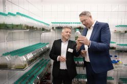 Michael Lakatos erklärt dem Ministerpräsidenten die Vielfalt der weltweit einzigartigen Algensammlung.  Quelle: HSKL