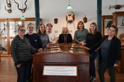 Stellvertretend für die museumsinterne Arbeitsgruppe Naturalienkabinett, die das Positionspapier erarbeitet hat (vlnr): Sandra Fünfstück, Elisa Zimmermann, Lena Nietschke, Dr. Frank Both, Dr. Ursula Warnke, Saskia Benthack, Jennifer Tadge, Tosca Friedrich  Quelle: Ida Neumann  Copyright: Landesmuseum Natur und Mensch Oldenburg