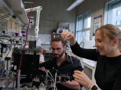 Doktorand Valerius Abb und Masterstudentin Verena Lechner justieren den optischen Aufbau zur Messung der MOF-beschichteten Glasfaser. Foto: OTH Regensburg/Fakultät ANK  Quelle: OTH Regensburg/Fakultät ANK