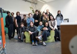 In ihrem Atelier an der Muthesius Kunsthochschule bereiten sich die Studierenden auf das "Festival of Future Nows" in der Neuen Nationalgalerie in Berlin vor.  Quelle: Julia Marre