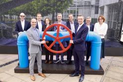 Mit einem symbolischen Akt, dem Drehen eines riesigen Wasserrads, starteten der rheinland-pfälzische Wissenschaftsminister Clemens Hoch und der Präsident der Max-Planck-Gesellschaft, Patrick Cramer, am 8.7. 2025 am Max-Planck-Institut für Polyme  Quelle: Stefan F. Sämmer