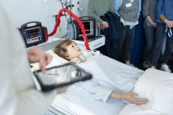 Das neue Simulationslabor der Frankfurt UAS ermöglicht das Üben komplexer medizinischer Szenarien in regulierbarer Umgebung. Statt echter Menschen kommen Trainingspuppen zum Einsatz, deren Vitalparameter z.B. per Tablet voreingestellt werden können.  Frankfurt UAS