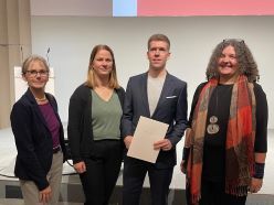Nils Christiansen bei der Preisverleihung mit der Wissenschaftlichen Geschäftsführerin des Hereon Regine Willumeit-Römer, der Hereon-Wissenschaftlerin und Betreuerin der Doktorarbeit Ute Daewel und der Institutsleiterin Corinna Schrum.  Hereon/Sabine Billerbeck