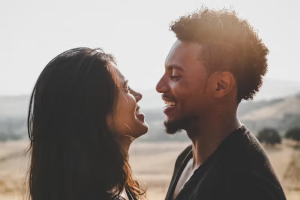 Partnersuche im digitalen Symbolbild unsplash