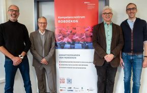 ROBDEKON verstetigt sich durch die Gründung des ROBDEKON e. V. Das Bild zeigt den aktuellen Vorstand. V.l.n.r.: Dipl.-Ing. Christian Frey, stv. Vorsitzender; Dr. Frank Lorenz, Geschäftsführer; Prof.  Copyright: © Fraunhofer IOSB