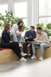 „Digital, Social and Sustainable Marketing“ ist einer von vier neuen Master-Studiengängen am Fachbereich Wirtschaft der Hochschule Darmstadt.  Samira Schulz  h_da