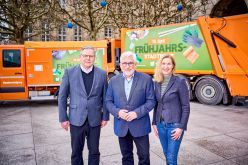 USB-Geschäftsführer Dr. Thorsten Zisowski, Oberbürgermeister Jörg Lukat und die Leiterin der USB-Unternehmenskommunikation stellten den neuen Termin des Frühjahrs-Stadtputzes 2026 vor. Bild: Stadt Bochum/Dennis Yenmez