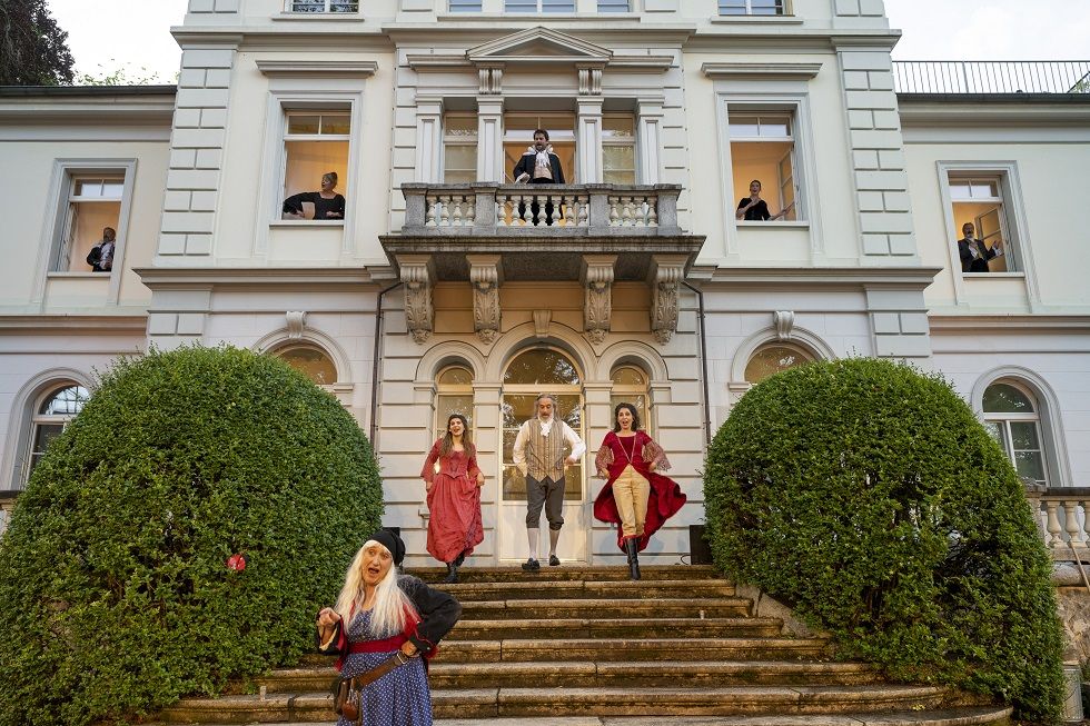 Das Ensemble vor der Villa Foto Emanuel Wallimann