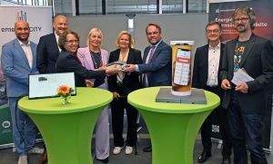 TU-Kanzler Martin Lommel, Vizepräsident Matthias Oechsner, Prof. Michèle Knodt, Hess. Digitalministerin Kristina Sinemus, Bundesinnenministerin Nancy Faeser, Hess. Wissenschaftsminister Timon Gremmels, BBK-Präsident Ralph Tiesler, Prof. Matthias Hollick  Gerd Keim  emergenCITY