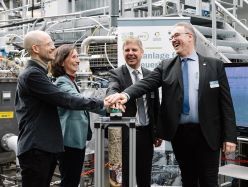 Offizielle Inbetriebnahme der neuen Forschungsanlage für erneuerbares Methan: Philipp Knötig, Karin Naumann (Projektleitung), Dr. Sven Halldorn (BMDV), Prof. Dr. Michael Nelles (Wiss. Geschäftsführer DBFZ), v.l.n.r.  Johannes Amm  DBFZ