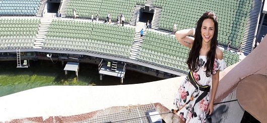 Cristina Pasaroiu singt als Micaëla eine Arie in 20 Metern Höhe Foto Dietmar Mathis