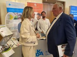 NRW-Gesundheitsminister Karl-Josef Laumann im Gespräch mit KDA-Vorständin Dr. Alexia Zurkuhlen beim Gesundheitskongress des Westens 2025 KDA