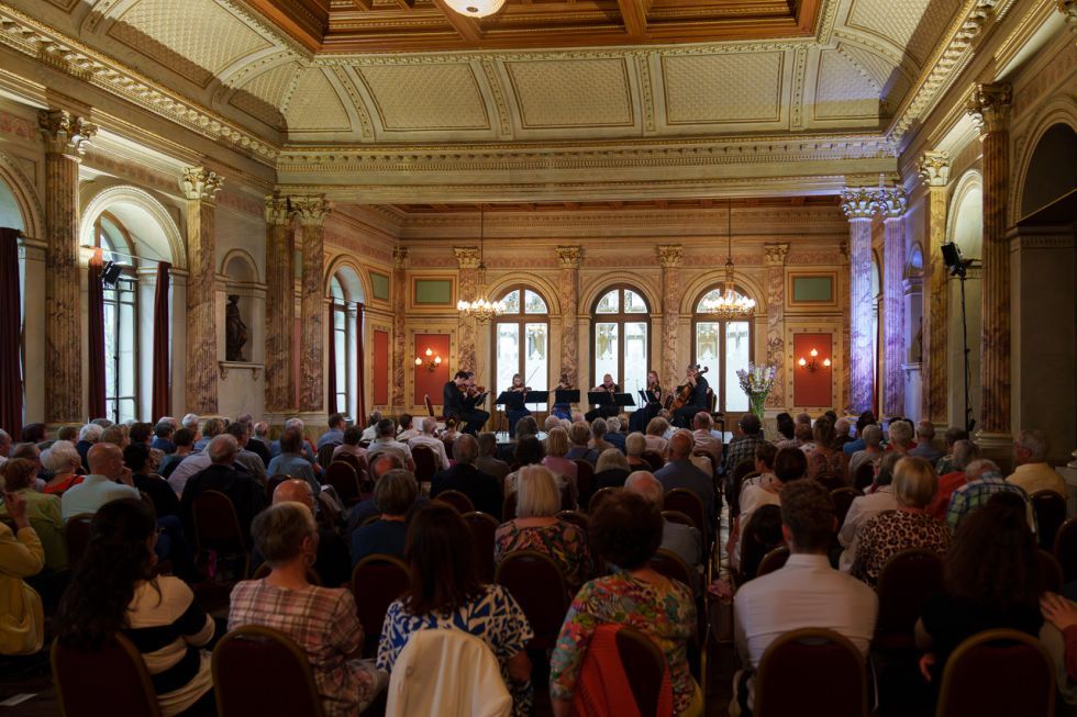 Das Lucerne Festival Strings Oktett bei der Intonation von Eugene Enescu im Zeugheersaal