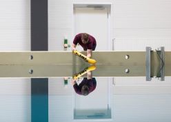 Erprobung des Miniroboters im großen Testbecken der Maritimen Explorationshalle des DFKI.  Jens Lehmkühler  U Bremen Research Alliance