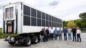 Hocheffizient: Der »evTrailer2« wurde am Ende der Projektlaufzeit in einem gemeinsamen Abschlusstreffen bei der CuroCon GmbH im Konsortium präsentiert.  Copyright: CuroCon GmbH