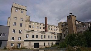 Südfassade des sich in Sanierung befindlichen Gebäudekomplexes des Winterling-Areals in Schwarzenbach an der Saale  ZAE Bayern