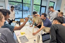 Bei der Team-Challenge geht es darum, aus 20 Spaghetti einen möglichst hohen Turm zu bauen und mit einem Marshmallow zu krönen – die Konstruktion muss frei stehen können  Quelle: THWS/Katharina Pfeuffer