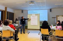 Prof. Dr. Birgit Gampl präsentiert dem Plenum während des Workshops in Kleingruppen ausgearbeitete Ideen zur Nachhaltigkeit von Institutionen  THWS/Katharina Pfeuffer