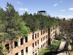 erfallenes Klinikgebäude in Beelitz-Heilstätten.  Quelle: Bberry 1910, Wikimedia Commons