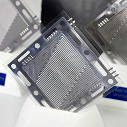 Laserbearbeitete Bipolarplatten: Präzise Technologie für verbesserte Korrosionsbeständigkeit und Effizienz in der Brennstoffzellenproduktion.  © Fraunhofer ILT, Aachen.