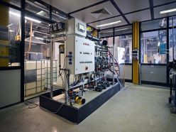 Mittels Elektrodialyse können Salze, die in vielen chemischen Prozessen entstehen, abgetrennt und mit Hilfe von Strom wieder in ihre wertvollen Rohstoffe umgewandelt werden. Die Technologie wird in der Pilotanlage am Evonik-Standort Hanau getestet.  Evonik Industries AG