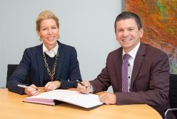 Vertragsunterzeichnung im HDZ NRW: Geschäftsführerin Dr. Karin Overlack und João Rodrigues, Landesgeschäftsführer der BARMER in NRW  Quelle: (Foto: Finn Lehrke)  Copyright: HDZ NRW